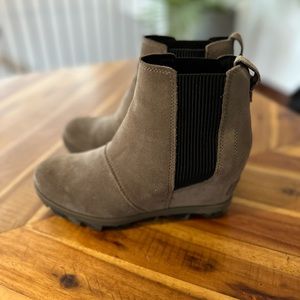 Sorel Joan of Artic Chelsea Wedge Boot in Sage Green Camo. Size 6.5